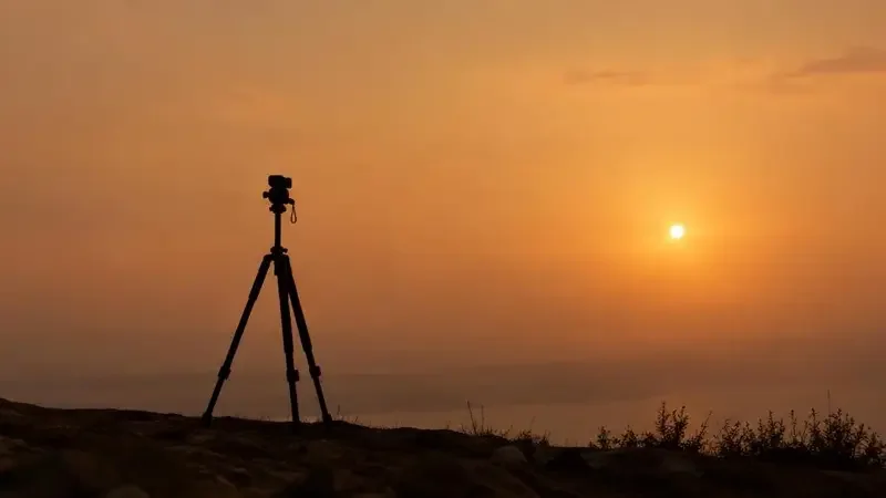 纪录片拍摄团队突遇大雨紧急转场，全组配合默契 - 爆料现场文章封面